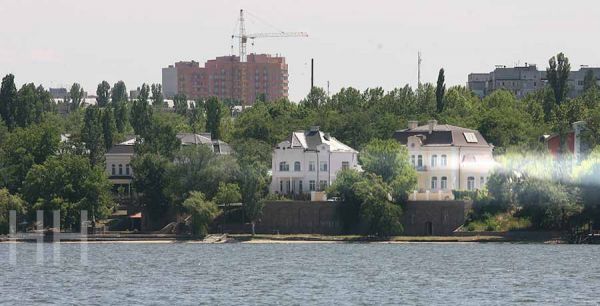 Прокуратура подала в суд на Николаевский горсовет из-за прибрежной линии, отданной под частные дома