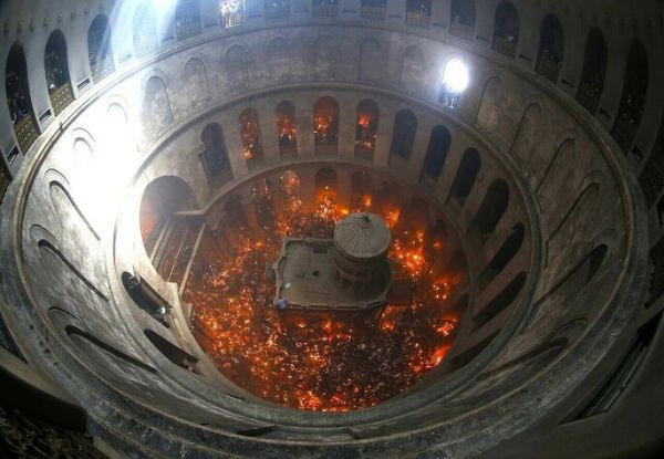 В Иерусалиме в храме Гроба Господня сошел Благодатный огонь