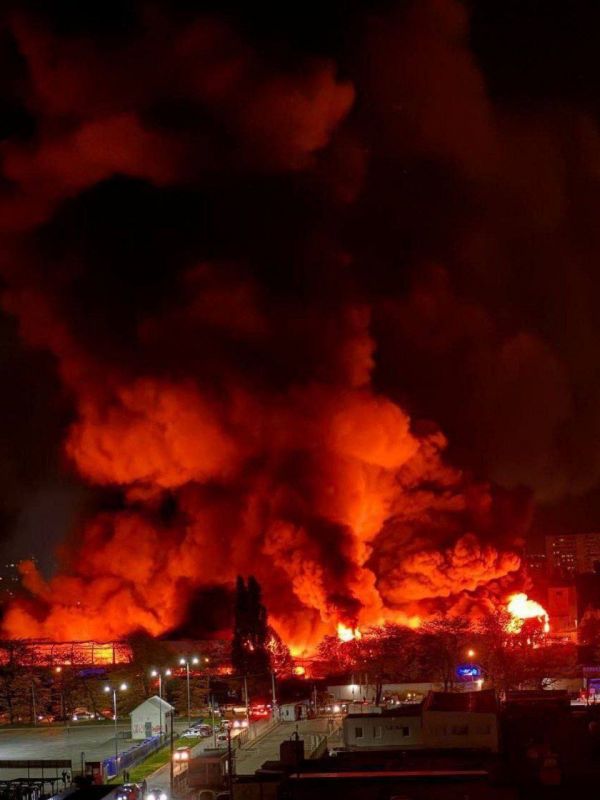 Ночью российская ракета ударила по грузовому отделению «Новой почты» в Одессе, пожар потушен