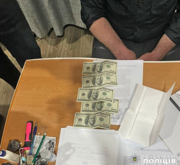 В Николаевской области водитель пришел в райотдел полиции со взяткой в 500 долларов